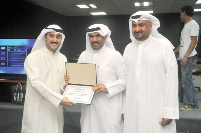 الزميل مفرح الشمري يتسلم تكريم الانباء	محمد هاشم﻿