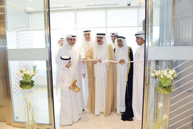 المهنا والماجد خلال قص الشريط للفرع الجديد﻿