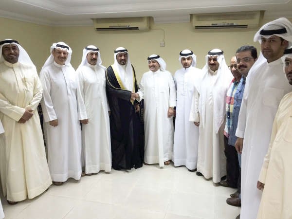  فيصل العمر اثناء لقائه مع احد العملاء