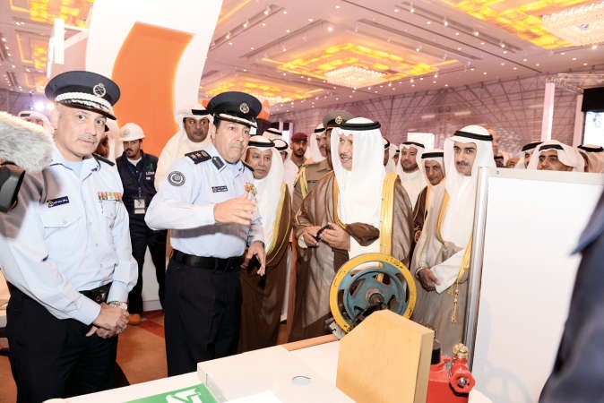 الشيخ جابر المبارك يتوسط ديوسف العلي وحسين الخرافي اثناء زيارة لاحد الاجنحة بالمعرض ﻿