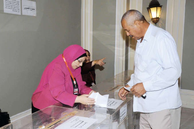 مواطن خلال الادلاء بصوته وفي الاطار السفير المصري ياسر عاطف مع المستشارة الاعلامية جمانا نجم الدين يتابعان التصويتمحمد خلوصي