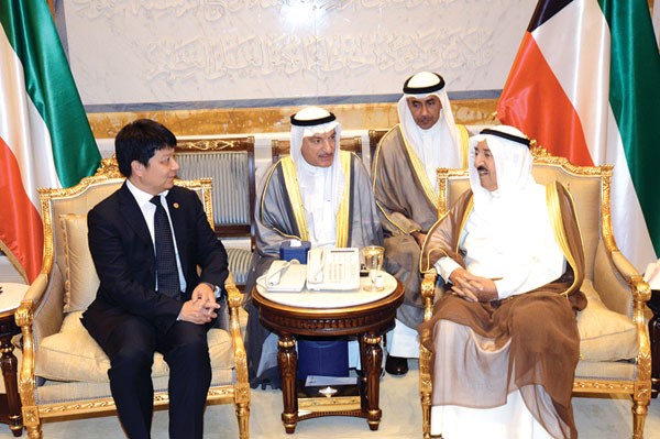 صاحب السمو الامير الشيخ صباح الاحمد مستقبلا رئيس شركة هواوي للاتصالات
