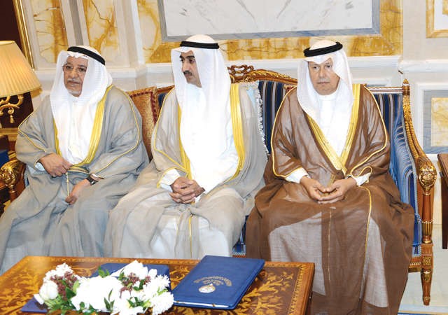 الشيخ علي الجراح ود يوسف العلي واحمد فهد الفهد﻿