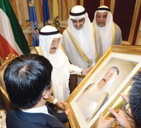 صاحب السمو الامير الشيخ صباح الاحمد يتلقى هدية تذكارية من رئيس شركة هواوي للاتصالات﻿