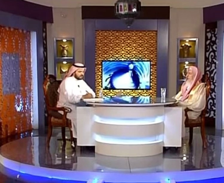 بالفيديو.. متصل على مفتي السعودية يزعم بأنه المهدي المنتظر.. شاهد كيف رد مقدم البرنامج عليه