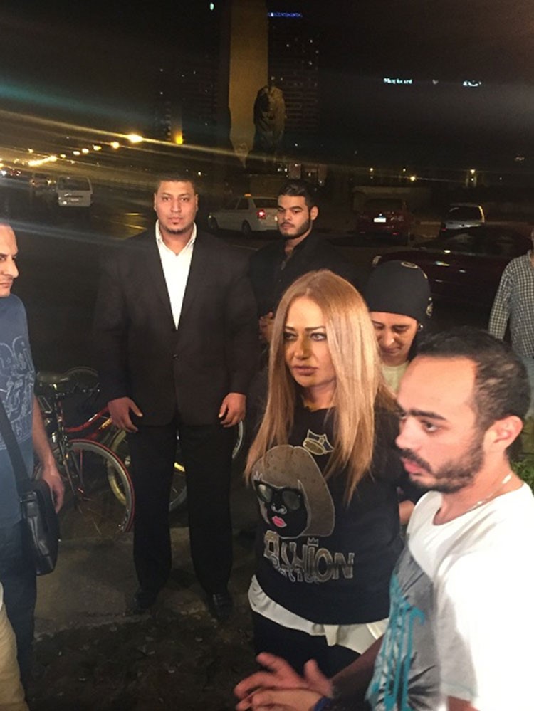 بالصور.. ليلى علوي تتباهى بنحافتها بخوضها سباق الدراجات على جسر قصر النيل 