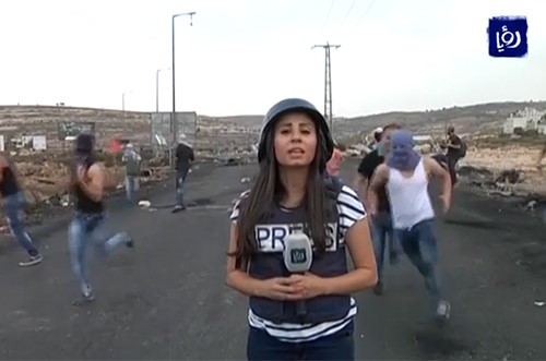 بالفيديو.. لحظة إصابة مراسلة قناة أردنية برصاص الاحتلال