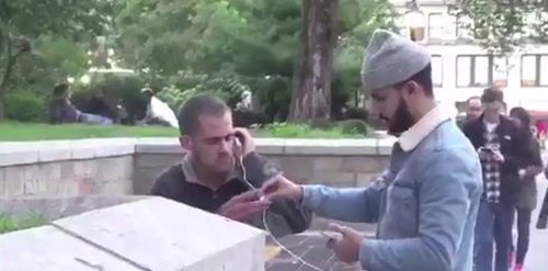 بالفيديو .. تجربة ميدانية لشاب مسلم تظهر ردة فعل غير المسلمين عند الاستماع للقرآن