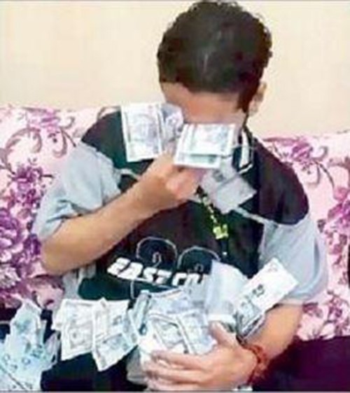 بالصور.. شاب سعودي يمسح وجهه بآلاف الريالات.. ومطالبات بضبطه