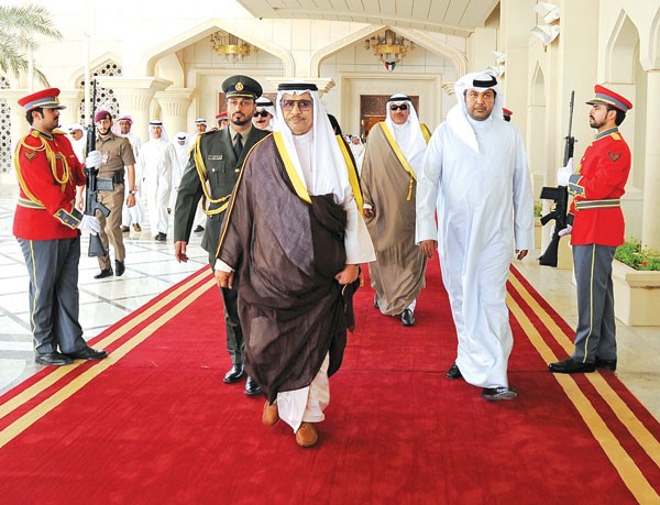 سمو رئيس الوزراء الشيخ جابر المبارك لدى مغادرته البلاد وفي وداعه الشيخ صباح الخالد والشيخ محمد الخالد