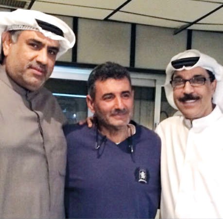 الراحل جاسم الغريب يتوسط عبدالله الرويشد وعلي مطير