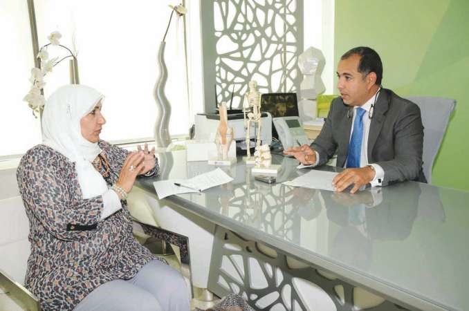 د عبدالرزاق العبيد متحدثا الى الزميلة زينب ابوسيدو
