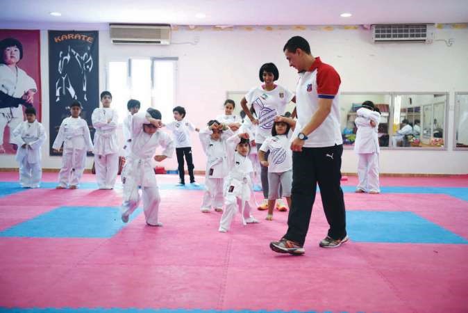 مدرب الكاراتيه الكابتن صبح صادق يدرب فتيات صغارا على الدفاع عن النفس