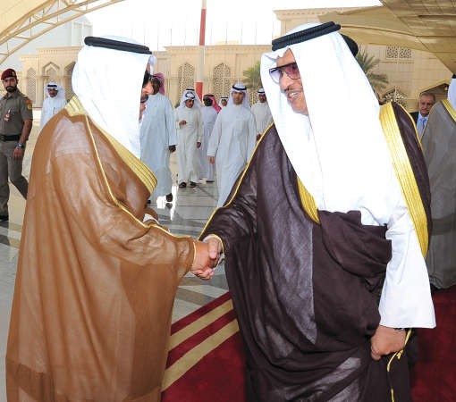 سمو الشيخ جابر المبارك مصافحا الشيخ دسالم الجابر ﻿