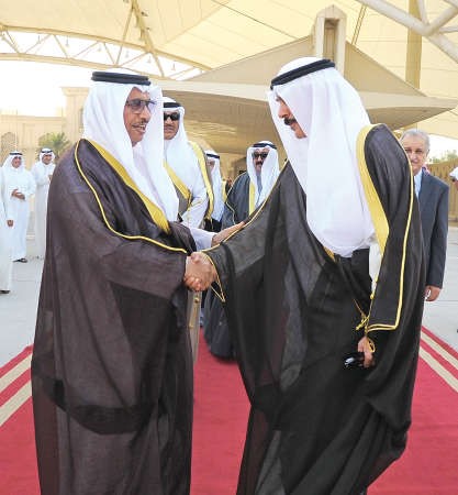 سمو رئيس الوزراء الشيخ جابر المبارك مصافحا الشيخ محمد الخالد ﻿