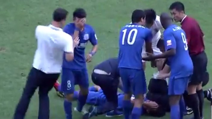 بالصور.. لاعب كاد يقتل زميله في أغرب إصابة في 2015 
