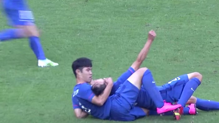 بالصور.. لاعب كاد يقتل زميله في أغرب إصابة في 2015 