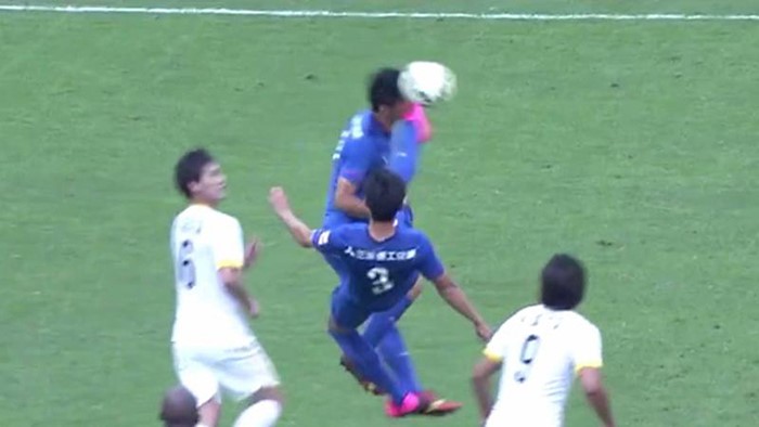 بالصور.. لاعب كاد يقتل زميله في أغرب إصابة في 2015 