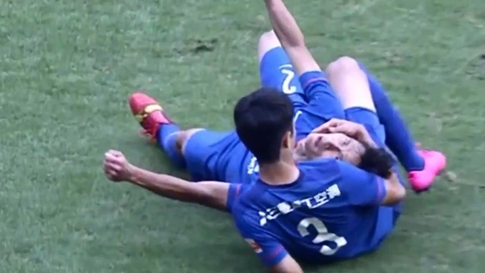 بالصور.. لاعب كاد يقتل زميله في أغرب إصابة في 2015 