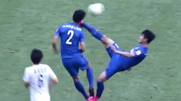 بالصور.. لاعب كاد يقتل زميله في أغرب إصابة في 2015 