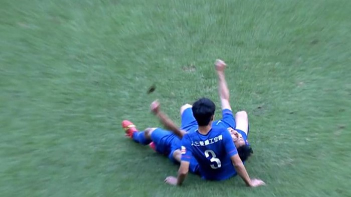 بالصور.. لاعب كاد يقتل زميله في أغرب إصابة في 2015 