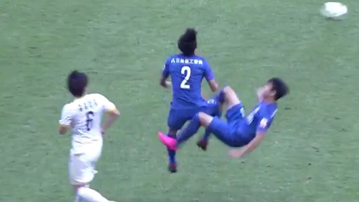 بالصور.. لاعب كاد يقتل زميله في أغرب إصابة في 2015 