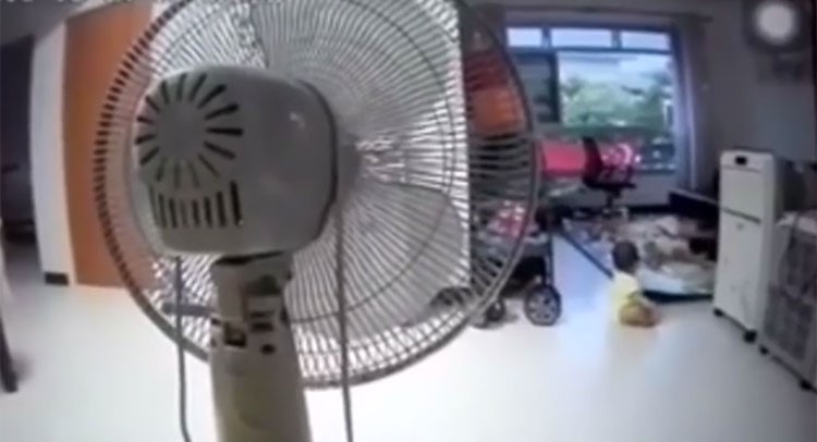 بالفيديو.. خادمة تركل بقوة طفلة في الثانية من عمرها