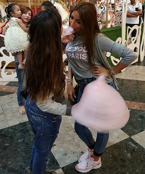 بالصور.. حلا الترك تستبدل امها بـ دنيا بطمة في ماليزيا