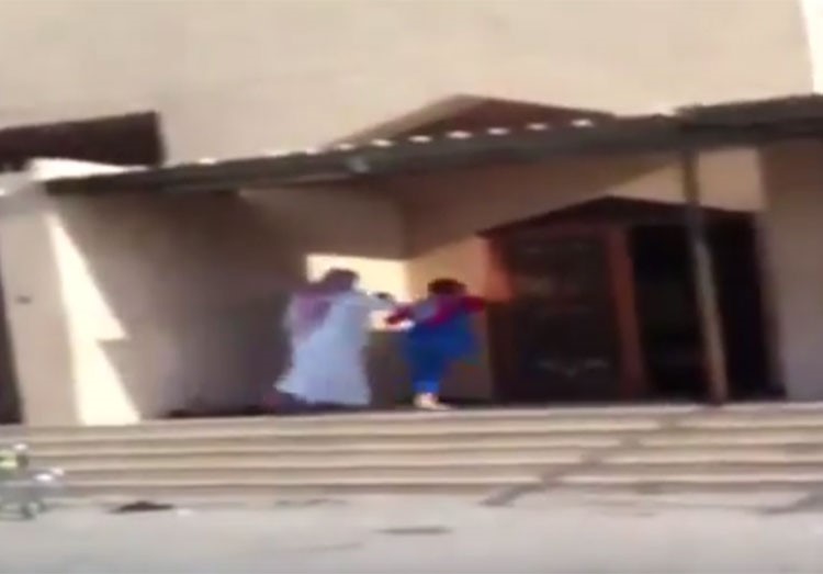 بالفيديو.. "معاق خليجي" يقفز على ساق واحدة للحاق بصلاة الجماعة