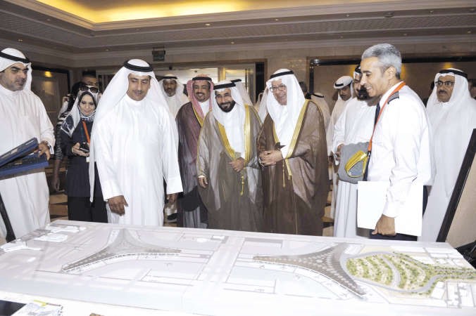 انور المطر يشرح للفرح والفوزان مشاريع وزارة الاشغال في المعرض 