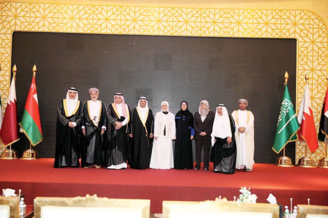 الوزيرة هند الصبيح مع المشاركين في الاجتماع﻿