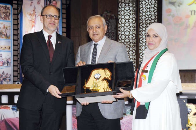 دبدر العيسى يقدم درعا تقديرية الى السفير الاميركي دوغلاس سيليمان محمد خلوصي