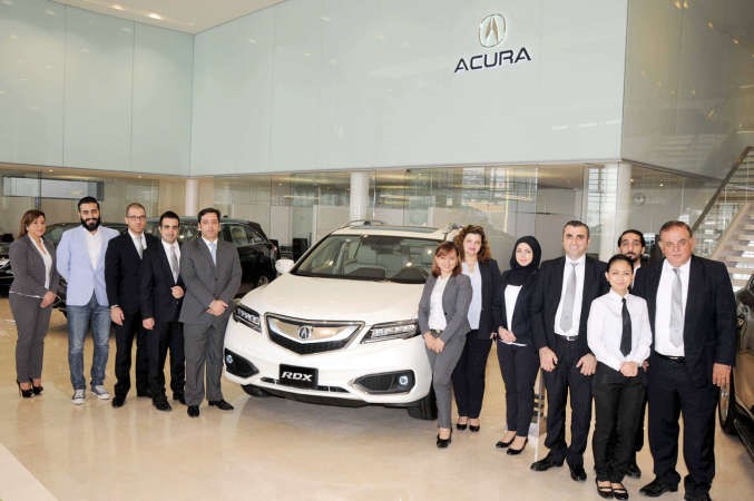 مدير عام ACURA الكويت عماد ملاعب مع فريق العمل ويبدو الزميل طلال بارا