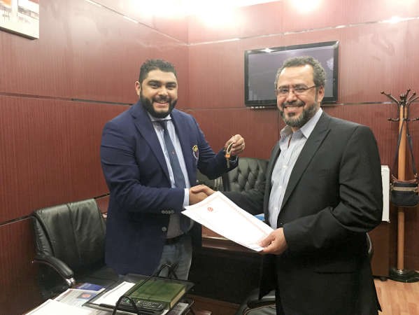 تسليم احد العملاء مفتاح وحدته