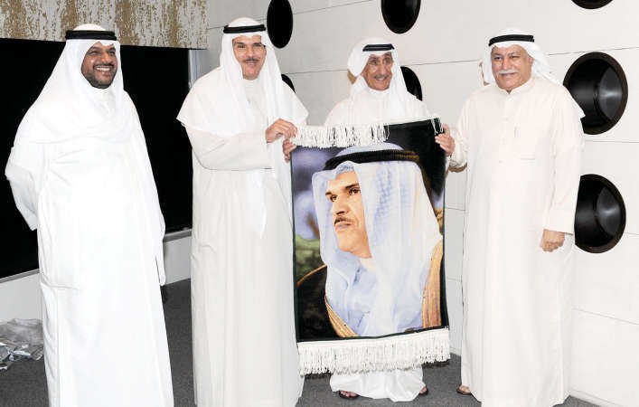 تقديم هدية خاصة للشيخ سلمان الحمود ﻿