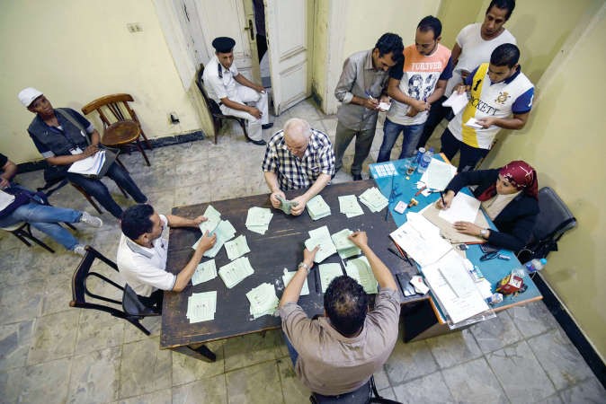جانب من عملية فرز الاصوات في محافظة الجيزة افپ
