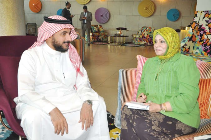 د طارق الحبيب متحدثا الى الزميلة ليلى الشافعي احمد علي