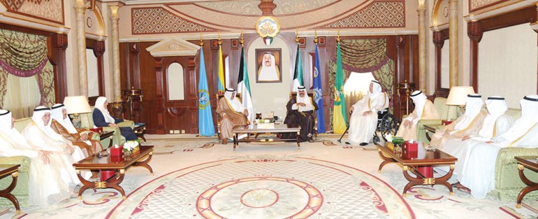  سمو ولي العهد الشيخ نواف الاحمد مستقبلا عبدالمطلب الكاظمي ودعبدالمحسن جمال وعبدالوهاب الوزان وعيسى المزيدي وعلي الموسى وصلاح خورشيد ودعبدالهادي الصالح ودفاضل صفر ومصطفى الشمالي ودمعصومة المبارك 