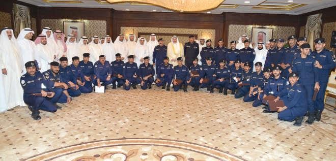 الشيخ فيصل الحمود متوسطا القيادات الامنية وافراد القطاعات التابعة لمحافظة الفروانية﻿