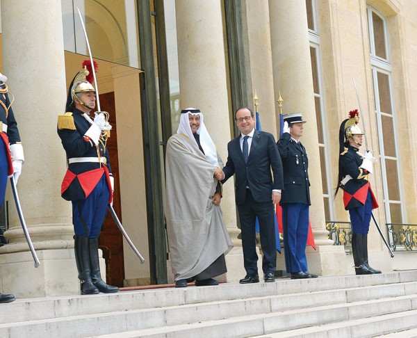 الرئيس الفرنسي فرانسوا هولاند مصافحا سمو رئيس الوزراء الشيخ جابر المبارك امام قصر الاليزيه