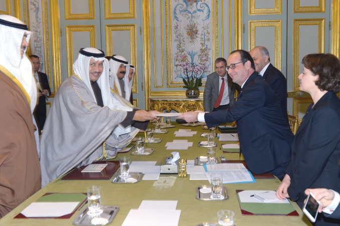 الرئيس الفرنسي فرانسوا هولاند يتسلم رسالة صاحب السمو من سمو رئيس الوزراء الشيخ جابر المبارك 
