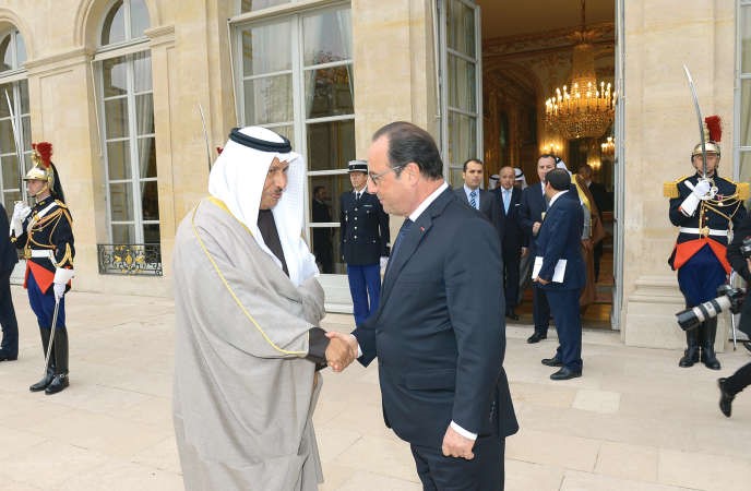 الرئيس الفرنسي فرانسوا هولاند مصافحا سمو رئيس الوزراء الشيخ جابر المبارك 