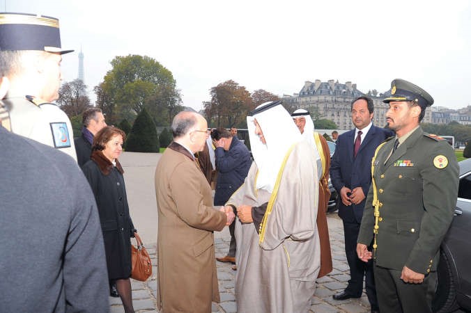 وزير الداخلية الفرنسي رئيس بعثة الشرف برنار كازانوف في استقبال سمو رئيس الوزراء 