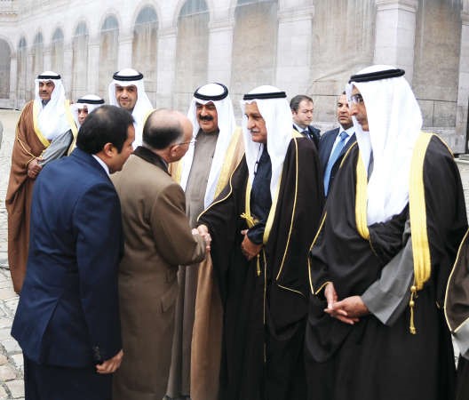 وزير الداخلية الفرنسي مصافحا اعضاء الوفد المرافق لسمو رئيس الوزراء 
