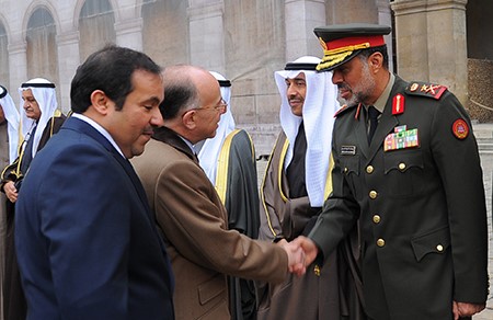 وزير الداخلية الفرنسي مصافحا الفريق الركن عبدالله النواف