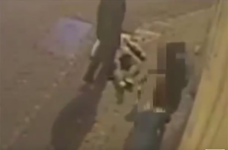 بالفيديو.. كيف عاقب زوج غيور رجلاً حادث زوجته؟