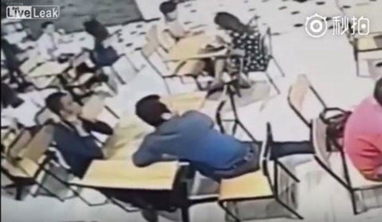 بالفيديو.. شاب يستخدم قدمه في سرقة حقيبة بطريقة غريبة
