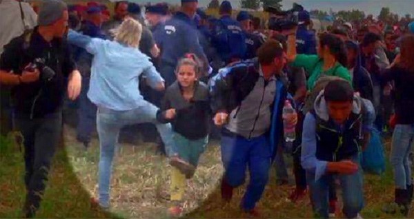 وقامت ايضا بركل طفلة سورية في الوقت والمكان نفسه