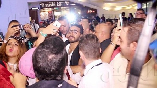 بالفيديو.. معجبة لبنانية قبلت يد تامر فهكذا تصرف فوراً!