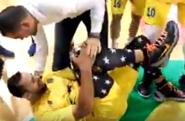 بالفيديو .. لاعبٌ لبناني يدّعي الإصابة لخطبة حبيبته أمام الجماهير.. والتصفيق يعم الملعب